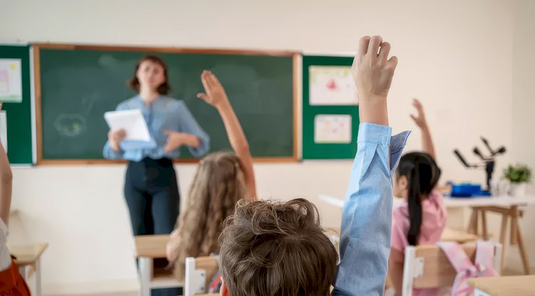 Flaman Bölgesi'nde her 3 öğretmenden 1'i sınıfta radikalleşmeyle karşılaştı: Hükümet eylem planını onayladı