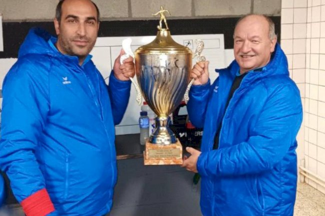 Uikhoven antrenörü Murat Yalçın yılın en başarılı antrenörü seçildi