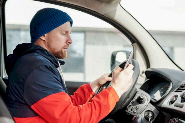 Hollanda’dan direksiyon başında telefona 430 euro ceza! Belçikalı sürücüler de tehlikede