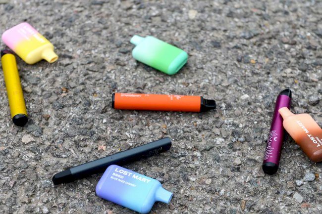 Yeni sigara yasakları halka açık alanlarda ve elektronik sigara satışında devrim