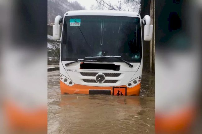 Kış havası Valonya’yı vurdu: Yvoir’de okul servisi selde mahsur kaldı