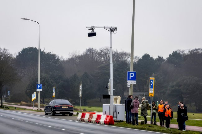 Hollanda, telefon tutarken görüntü alan yeni hız kamerasını kullanıma sundu