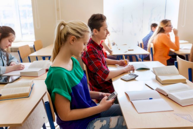 Bu ülkeler okullarda telefon kullanımını yasaklıyor