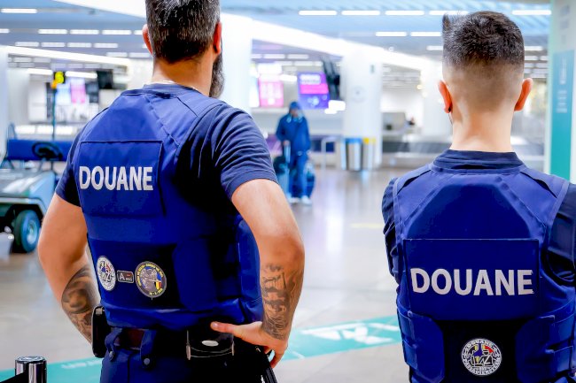 Brüksel Havalimanı'nda yeni önlem: Gümrük polisi vücut tarayıcısını tanıttı