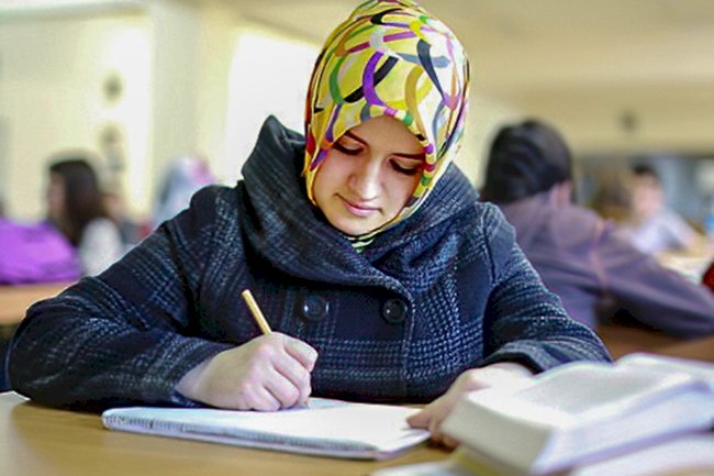 Flaman Bakan Crevits, Doğu Flaman’daki başörtüsü yasağını usul hatası nedeniyle iptal etti: “Karar Yeniden Gündeme Gelebilir”