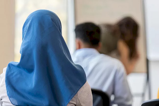 Doğu Flaman'da başörtüsü yasağı geçici olarak kaldırıldı: Müslüman öğrenciler belirsizliğin gölgesinde