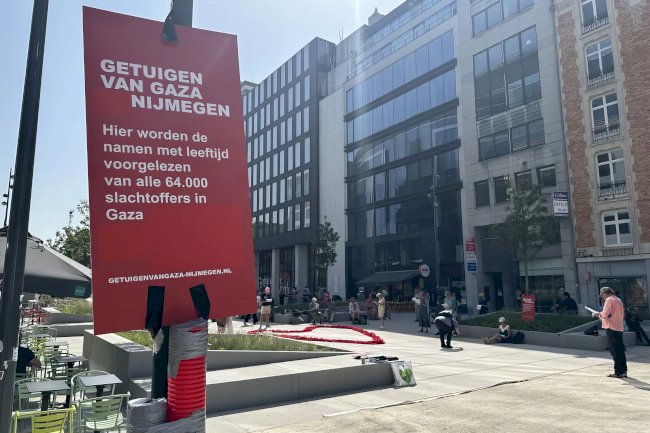 Hollandalı aktivistler, Brüksel’de Gazze savaşı kurbanlarının 64 bin ismini okudu