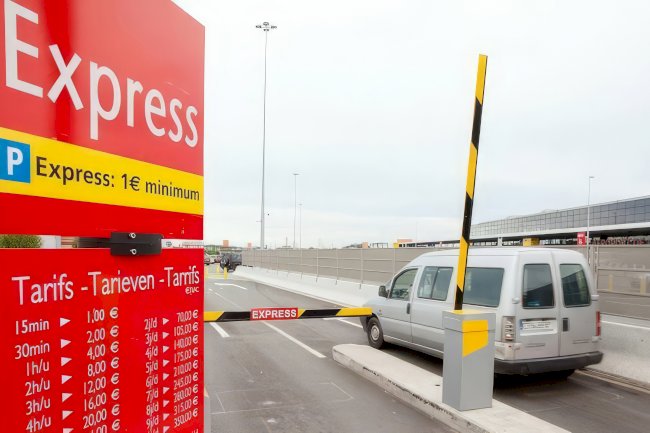 Charleroi Havalimanı’ndaki “Kiss & Fly” ücreti tepki çekiyor: yolcular zorlanıyor, şikayetler artıyor