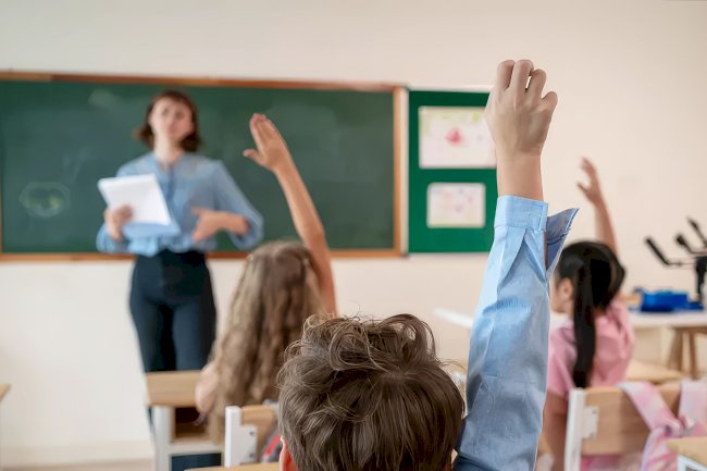 Flaman Bölgesi'nde her 3 öğretmenden 1'i sınıfta radikalleşmeyle karşılaştı: Hükümet eylem planını onayladı