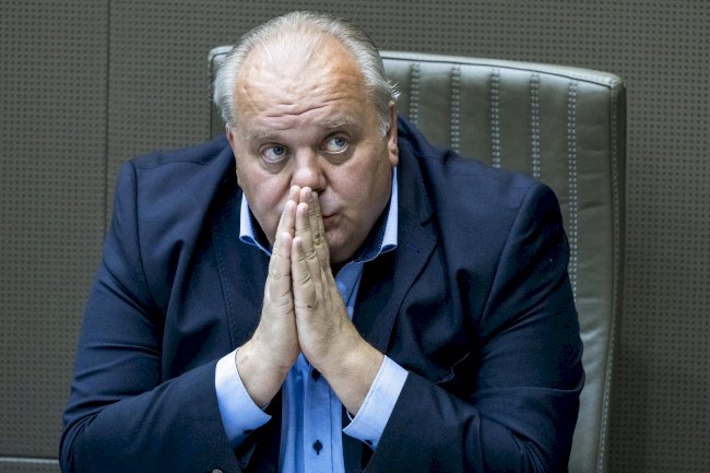 Ninove Belediye Başkanı D’haeseleer’den “Renk değil, başörtüsü meselesi var; şehir dergisinde mutlak tarafsızlık istiyorum”