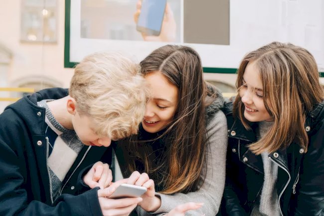 Fransa’dan tarihi dijital adım: 15 Yaş altına sosyal medya yasağı