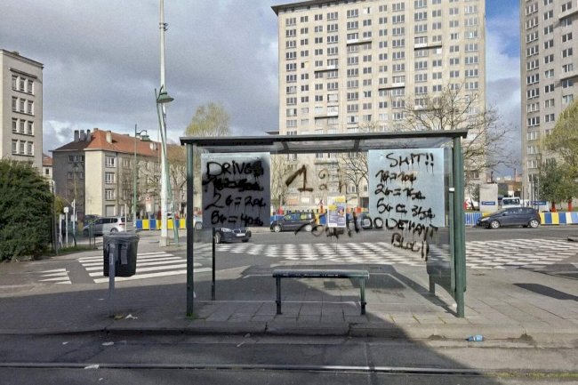 Molenbeek’te uyuşturucu satıcılarından skandal tabela: Otobüs durağına fiyat listesi astılar