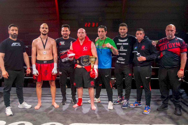 Koersel’de nefes kesen kick boks gecesi: Dünya kemeri için iki Türk sporcu ringde karşılaştı