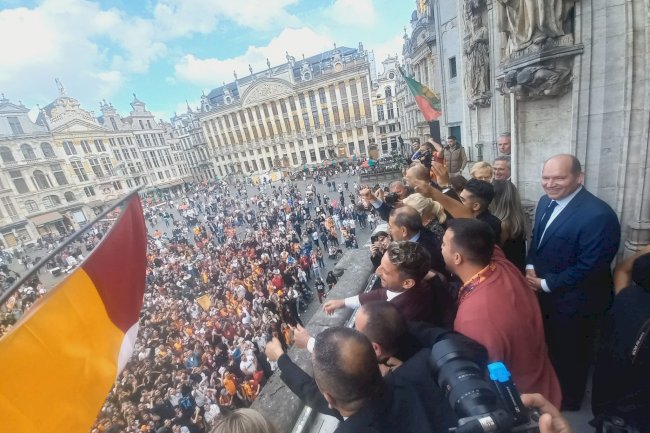 Brüksel’de tarihi Galatasaray kutlaması: Dries Mertens ve Dursun Özbek binlerce taraftarla şampiyonluğu coşkuyla kutladı