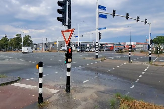 Den Bosch’te trafik ışığından su fışkırdı: Nedeni yer altındaki su borusu kaçağı