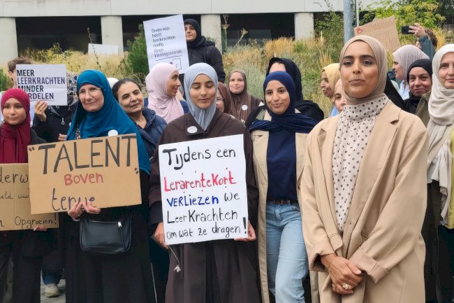 Başörtüsünü çıkarmayı reddeden öğretmen işten çıkarılma riskiyle karşı karşıya
