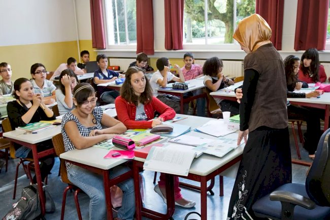 Belçika’da başörtüsü nedeniyle işten çıkarılan öğretmene meslektaşından destek: “Fırsatlar ellerinden alınıyor”