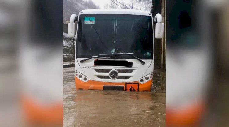 Kış havası Valonya’yı vurdu: Yvoir’de okul servisi selde mahsur kaldı
