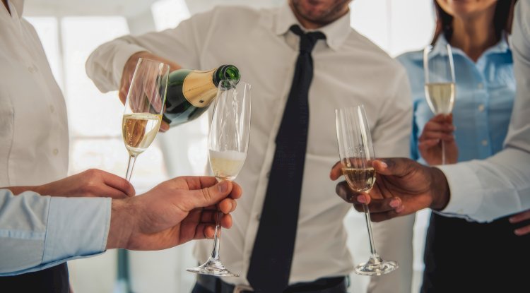 Belçika’da aşırı alkol kullanımı azalıyor, ancak Hâlâ her 10 çalışandan biri tehlikeli sınırda