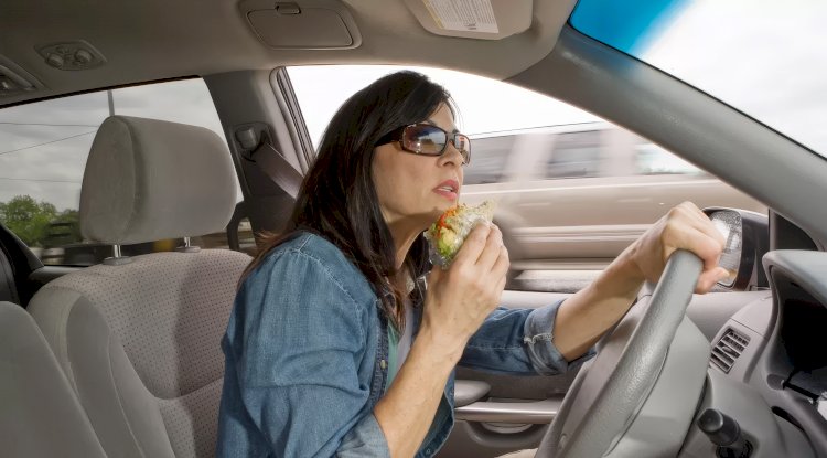 Direksiyon başında dikkatsizlik alarmı: Belçika, Hollanda ve Almanya’da telefon, yemek ve makyaj artık affedilmiyor