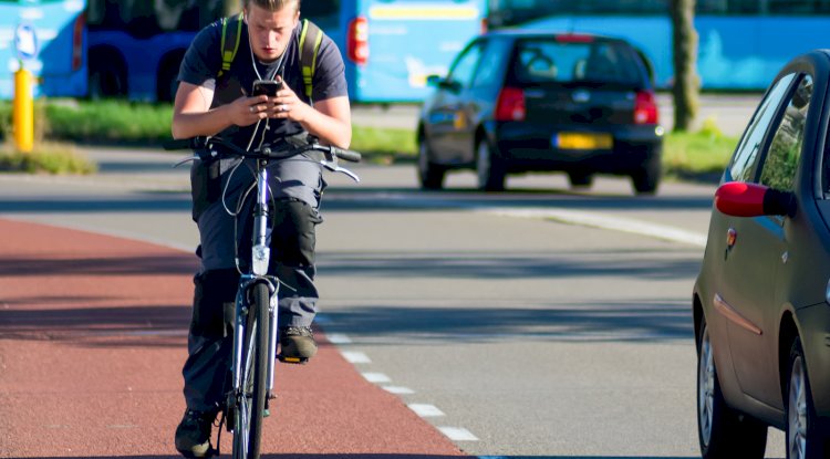 Bisiklet kullanırken telefonla ilgilenmek pahalıya patlayabilir: Belçika’da ceza 174 euro
