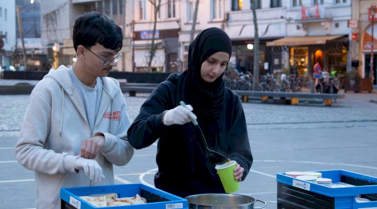 Antwerpen’de Ramazan dayanışması: Gençler De Coninckplein’de iftar dağıttı