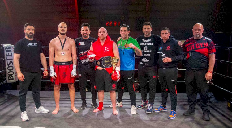 Koersel’de nefes kesen kick boks gecesi: Dünya kemeri için iki Türk sporcu ringde karşılaştı