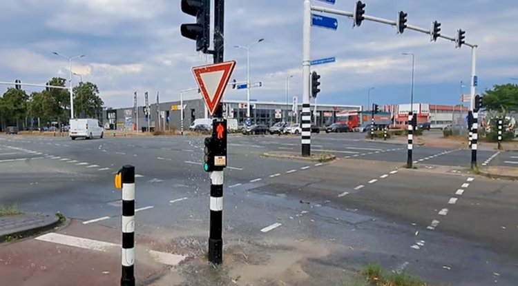 Den Bosch’te trafik ışığından su fışkırdı: Nedeni yer altındaki su borusu kaçağı