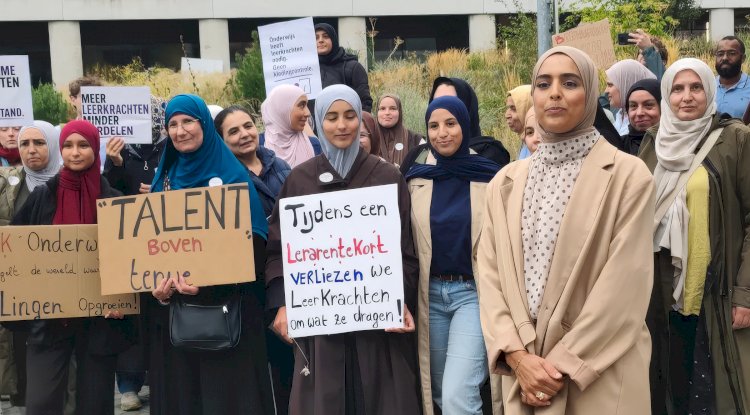 Başörtüsünü çıkarmayı reddeden öğretmen işten çıkarılma riskiyle karşı karşıya
