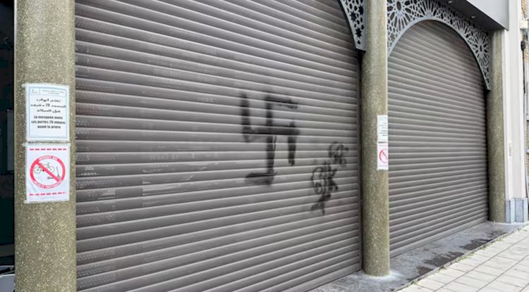 Brüksel’de cami duvarına gamalı haç çizildi