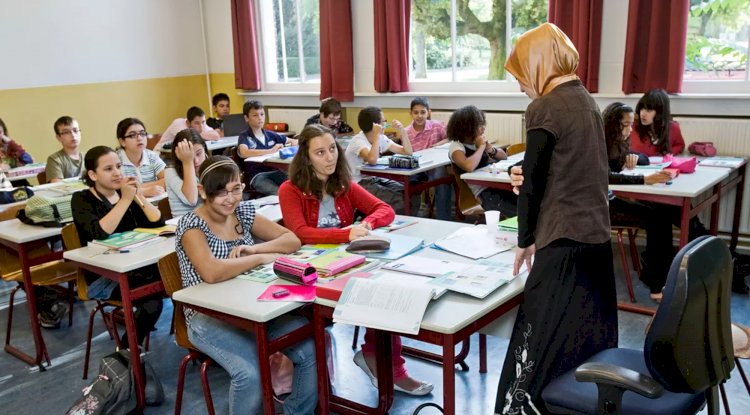 Belçika’da başörtüsü nedeniyle işten çıkarılan öğretmene meslektaşından destek: “Fırsatlar ellerinden alınıyor”
