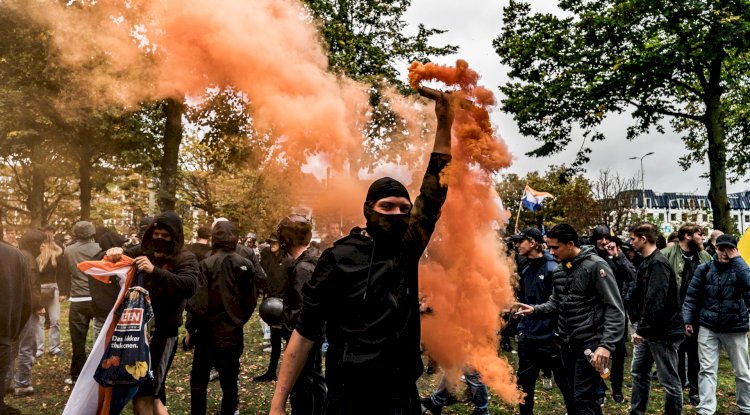 Den Haag’da aşırı sağcı gösteri savaş alanına döndü: Polis saldırıya uğradı, yürüyüş yasaklandı
