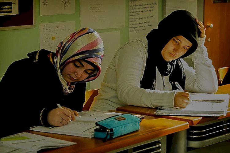 Doğu Flandre'de başörtüsü yasağı onaylandı: Tepkiler büyüyor