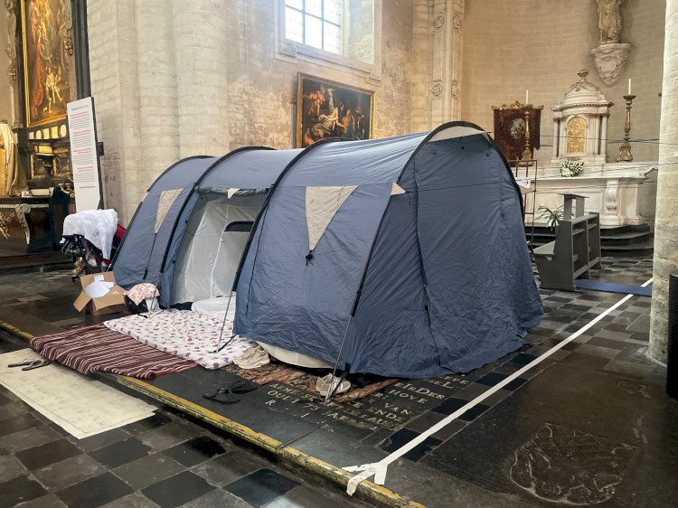 Brüksel'de mülteci aileler kilisede barınıyor: 5 Yaşındaki Omaidullah'ın eğitim umudu