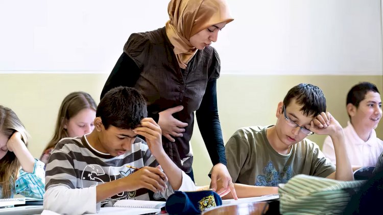 Beersel’de belediye okullarında yeni kıyafet düzenlemesi: Tarafsızlık yönetmeliğe girdi