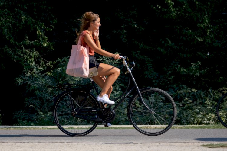 Belçika’da bisiklet üzerinde telefon kullanımına ceza yağmuru: Günde 8 kişi yakalanıyor