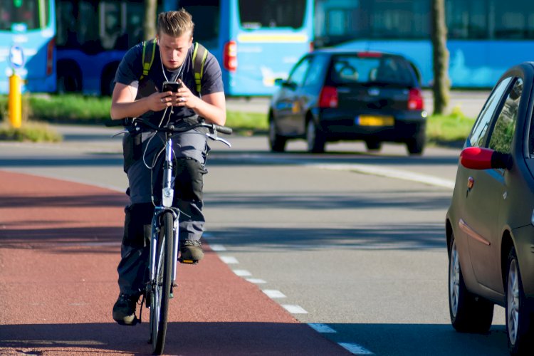Bisiklet kullanırken telefonla ilgilenmek pahalıya patlayabilir: Belçika’da ceza 174 euro