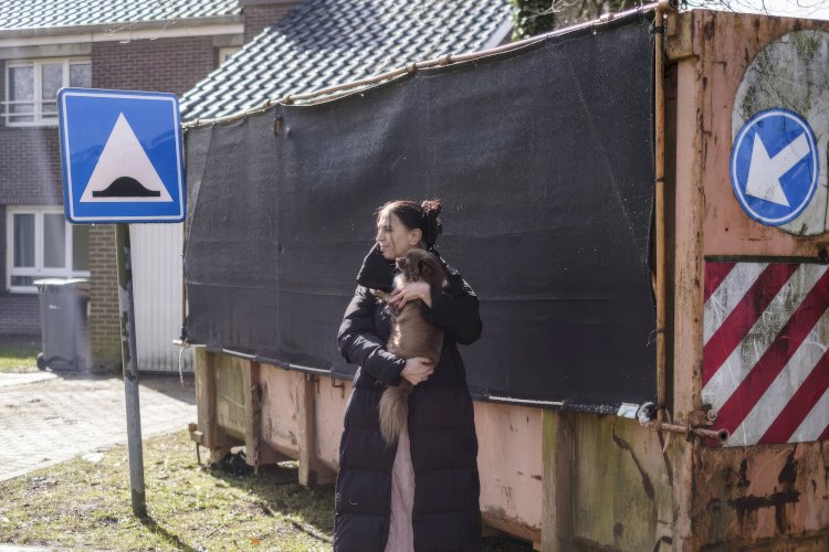 Vlimmeren’de Meltem ve yedi çocuğu sosyal konuttan tahliye edildi: “Nerede Uyuyacağız?”