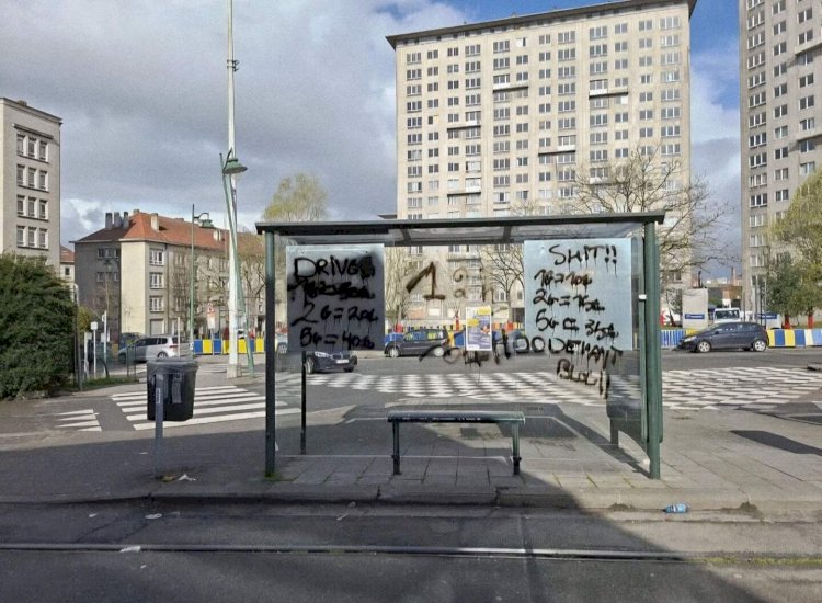 Molenbeek’te uyuşturucu satıcılarından skandal tabela: Otobüs durağına fiyat listesi astılar