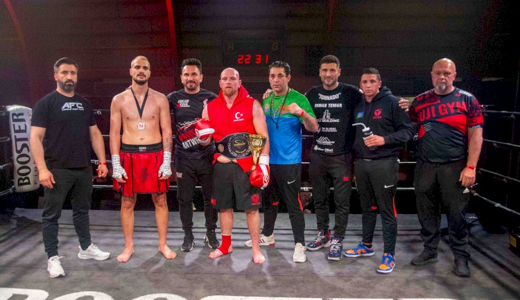 Koersel’de nefes kesen kick boks gecesi: Dünya kemeri için iki Türk sporcu ringde karşılaştı