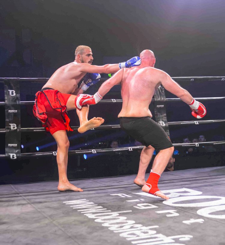 Koersel’de nefes kesen kick boks gecesi: Dünya kemeri için iki Türk sporcu ringde karşılaştı