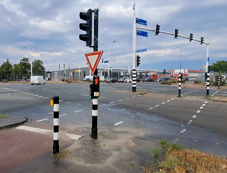 Den Bosch’te trafik ışığından su fışkırdı: Nedeni yer altındaki su borusu kaçağı