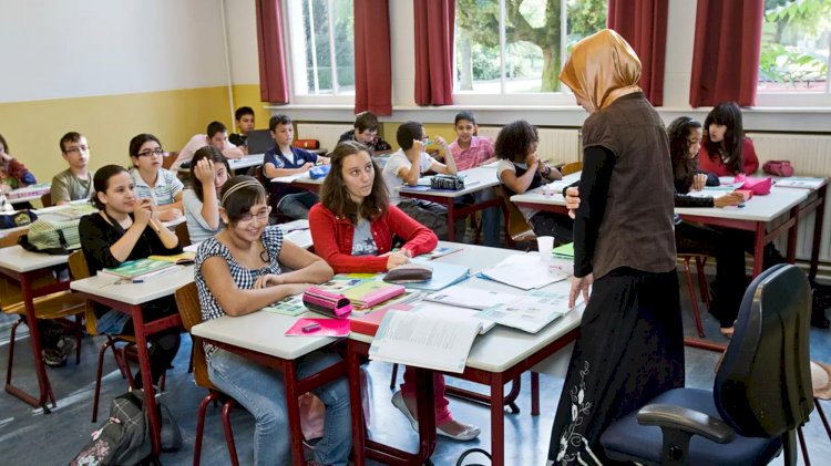 Belçika’da başörtüsü nedeniyle işten çıkarılan öğretmene meslektaşından destek: “Fırsatlar ellerinden alınıyor”