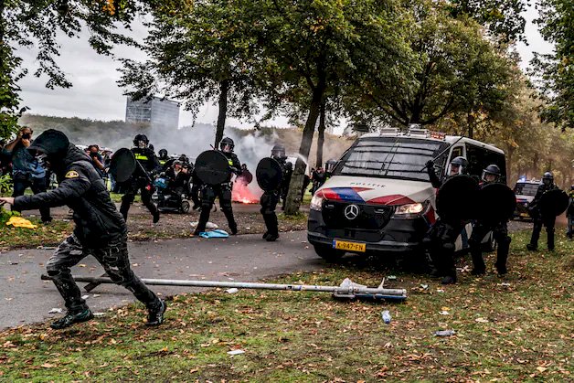 Den Haag’da aşırı sağcı gösteri savaş alanına döndü: Polis saldırıya uğradı, yürüyüş yasaklandı