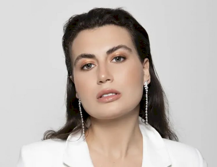 Flaman ünlülerin kıyafetlerinde Ebru Sarı imzası